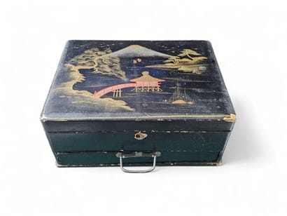 JAPAN 20th century 
Rectangular jewelry box...