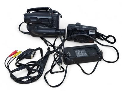 AKAI
Cassette camcorder 
In its pouch
Included
A...