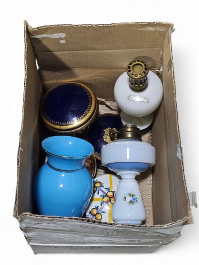 SET OF FIVE earthenware BONBONNIERES
On y...