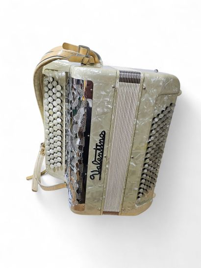 VALENTINO
Accordion
In carrying case