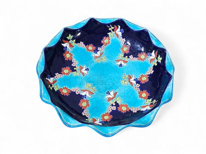 LONGWY
Dish with scalloped edges and floral...