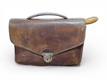 HAIRSTYLING KIT with various tools
In leather...
