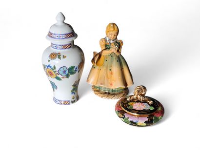 SET OF BIBELOTS including :
Glazed earthenware...