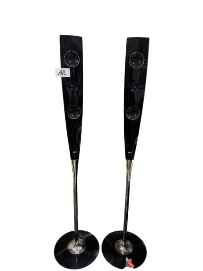 LG 
Paire d'enceintes sur pied