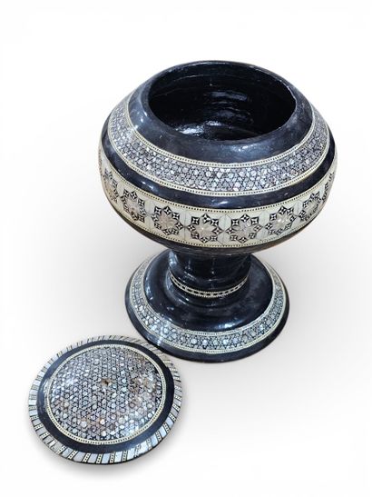 SYRIA, 20th century
Circular box on pedestal...