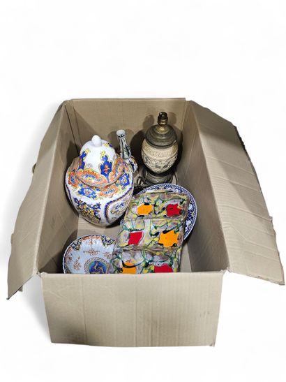 SET OF BIBELOTS in ceramic and porcelain
Vase...