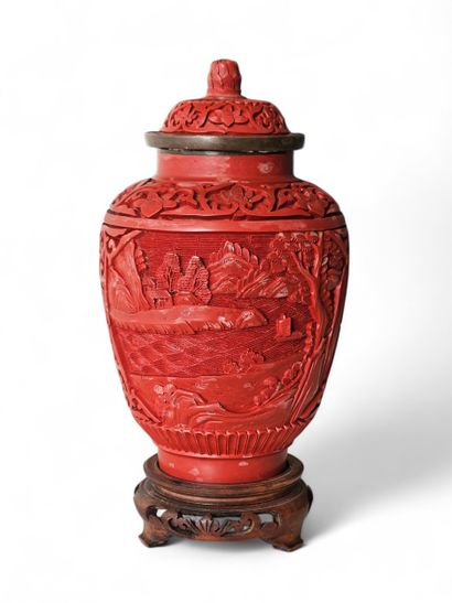 JAPAN 20th century
Covered pot in earthenware...