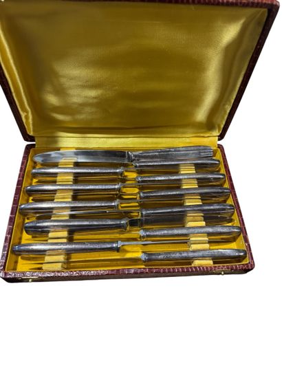 Twelve knives, stainless steel blades, silver-plated...
