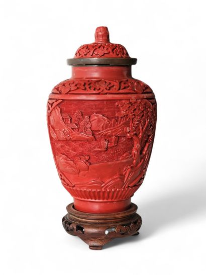 JAPAN 20th century
Covered pot in earthenware...