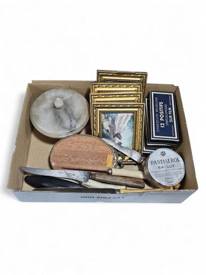 SET OF BIBELOTS including :
Five small frames...