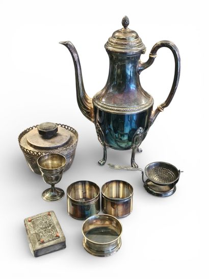 SILVER METAL SET including :
Two napkin rings
A...