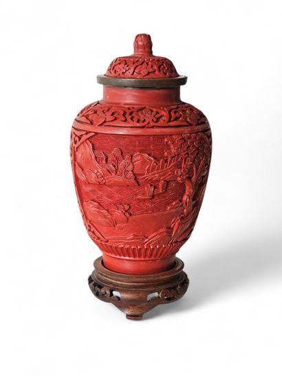 JAPAN 20th century
Covered pot in earthenware...