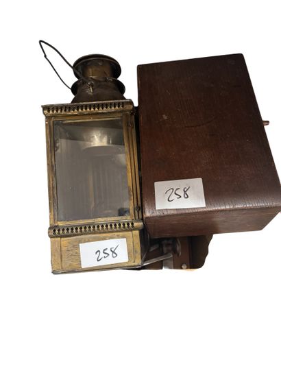 COFFEE MILL SET
Lantern, sewing box in cardboard...