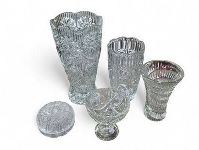 SET OF Bohemian glassware including :
Vases,...