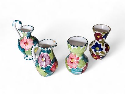 SET OF BIBELOTS including : 
Two ear bowls
Three...