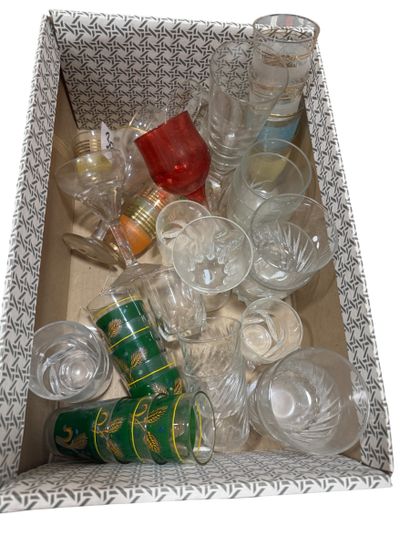 GLASS SET including :
Three cotton bicals...