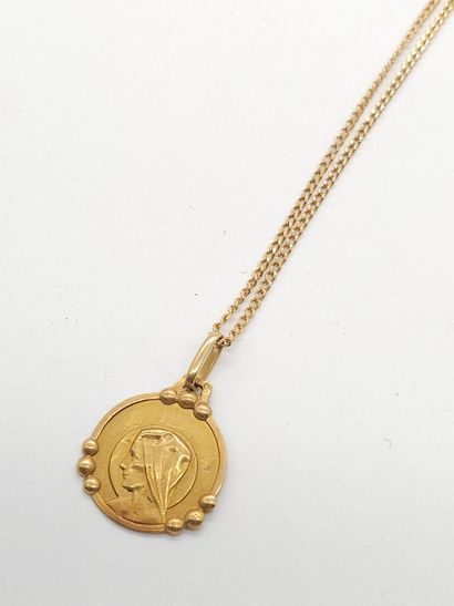 750° yellow gold CHAIN with medal 
Weight...