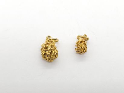 LOT of two small nuggets in 750° yellow gold...