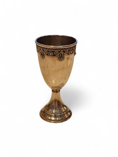 800° silver pedestal COQUETIER with draped...