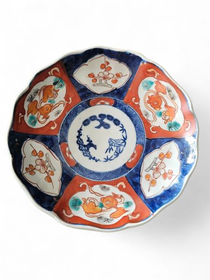 JAPAN IMARI 
Pair of scallop-edged porcelain...