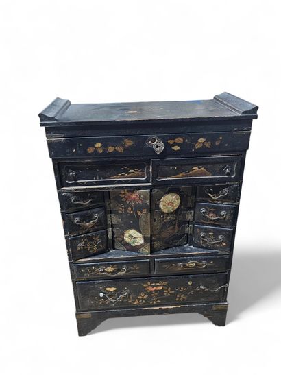 JAPAN Early 20th century
Cabinet, formerly...