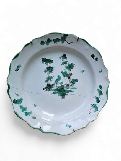MOUSTIERS 18th century 
Round earthenware...