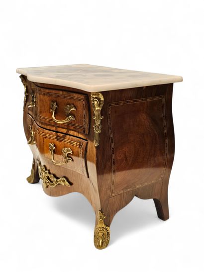 Tombou-shaped doll's chest of drawers in...