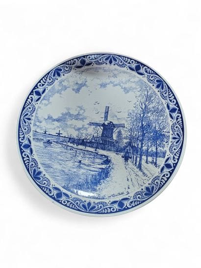 DELFT BLAUW
Large round white and blue dish...