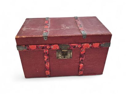 Rectangular dolls' box made of wood, cardboard...