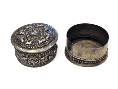 INDIAN WORK 20th century 
Round box in 800°...