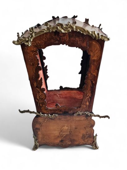 Louis XV style wooden CHAISE à porteur, vitrine...