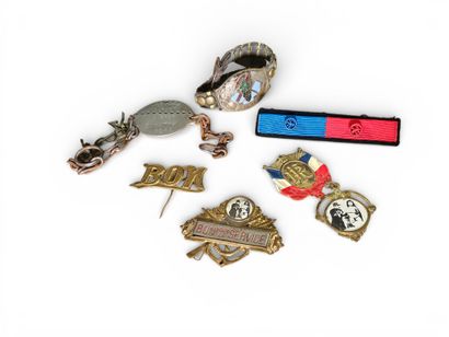 HISTORICAL SOUVENIRS SET including :
A WW2...