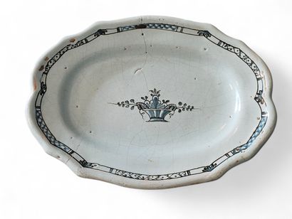 ROUEN 19th century 
Oblong dish with scalloped...