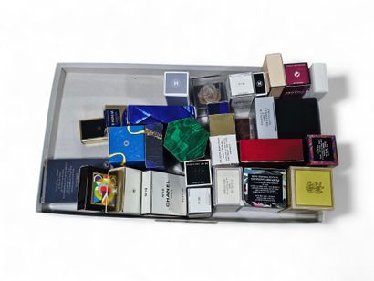 SET of 30 perfume miniatures
