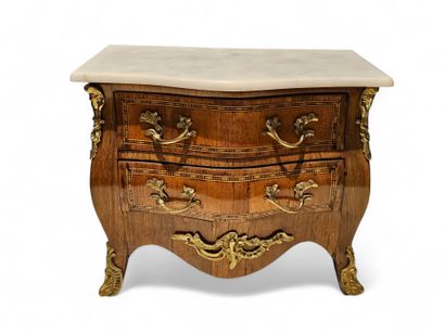 Tombou-shaped doll's chest of drawers in...