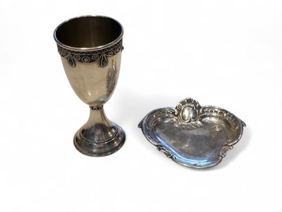 800° silver pedestal COQUETIER with draped...