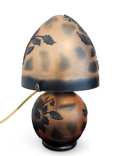 FROM VIENNA
Mushroom lamp in orange glass...