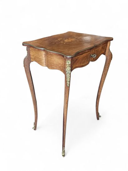 XXth century work in the Louis XV style
Veneered...