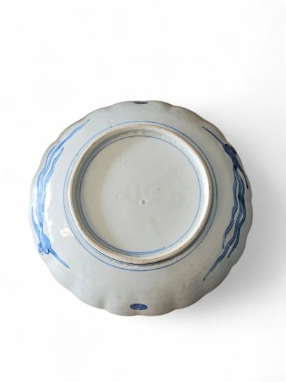 JAPAN IMARI 
Pair of scallop-edged porcelain...
