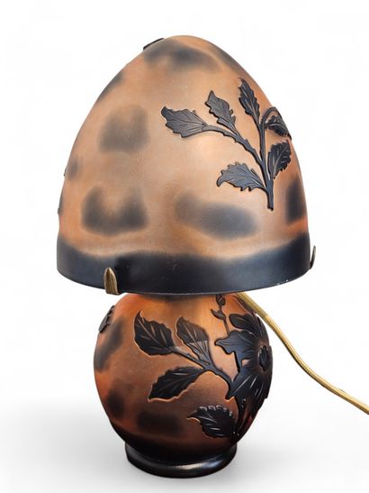 FROM VIENNA
Mushroom lamp in orange glass...