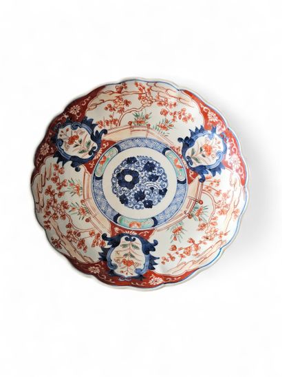 JAPAN IMARI 
Pair of scallop-edged porcelain...