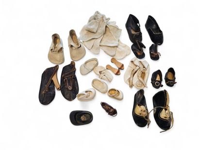 POUPEES ACCESSORY SET including :
Seven pairs...