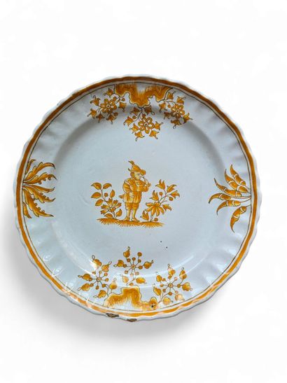 MOUSTIER
Round earthenware plate with yellow...