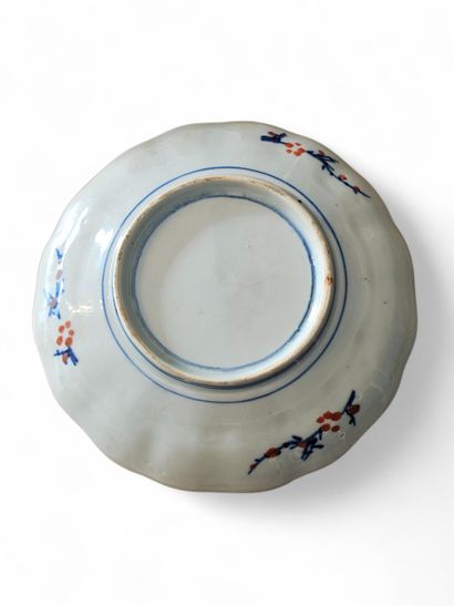 JAPAN IMARI 
Pair of scallop-edged porcelain...