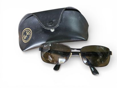 RAY BAN 
Pair of sunglasses with case