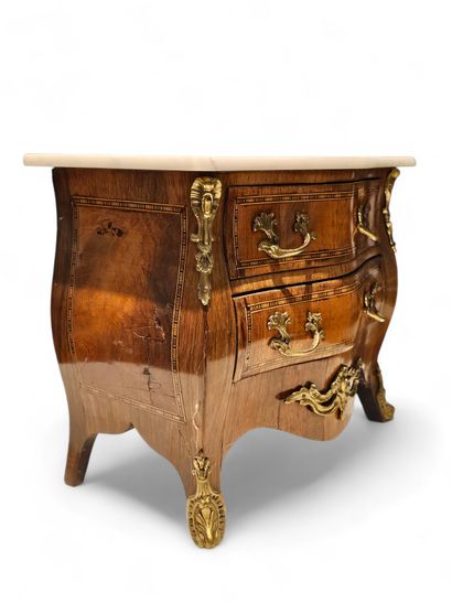 Tombou-shaped doll's chest of drawers in...