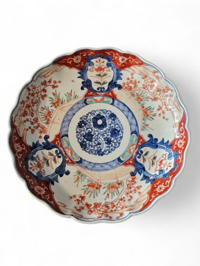 JAPAN IMARI 
Pair of scallop-edged porcelain...