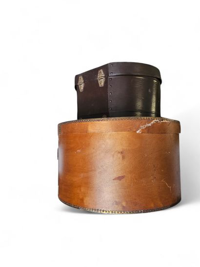 Xxth century work
Two hat boxes