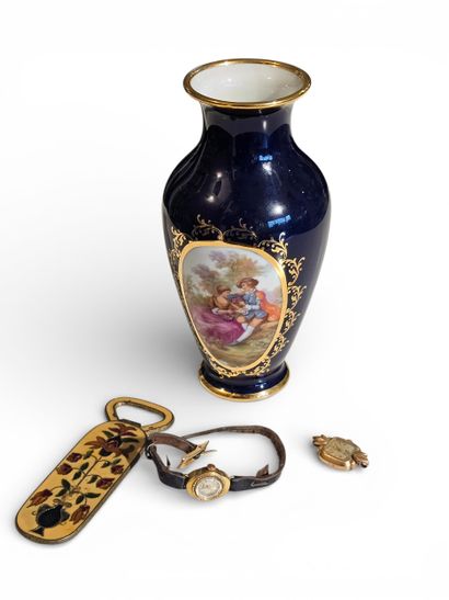 SET OF BIBELOTS including :
A vase
Two small...