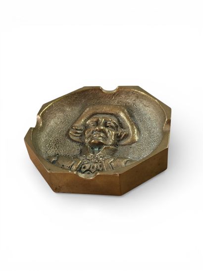 HANDCRAFTED SLABS
Octagonal bronze ashtray...